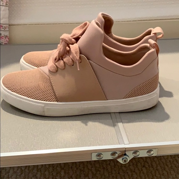 steve madden light pink sneakers